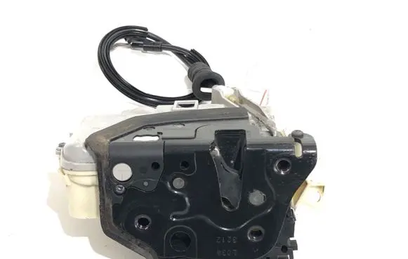 Volkswagen PASSAT B7 Front door lock 3C1837015A
