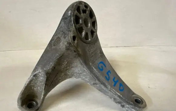 Audi Q7 4L Engine mounting bracket 7L8199308F