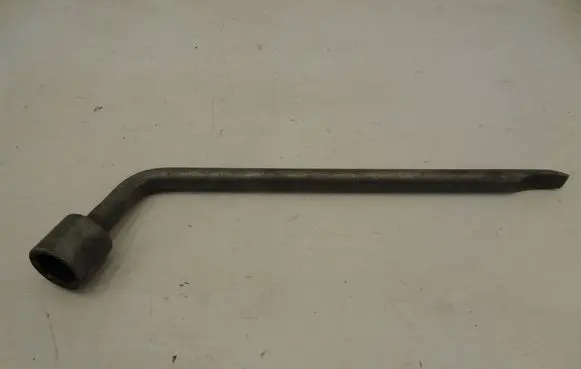 Nissan Leaf II (ZE1) Wheel nut wrench 