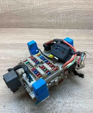 Nissan Almera Tino Fuse module 243504U100 0516001