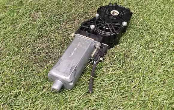 Audi A8 S8 D3 4E Seat adjustment motor 0390203222 8320252