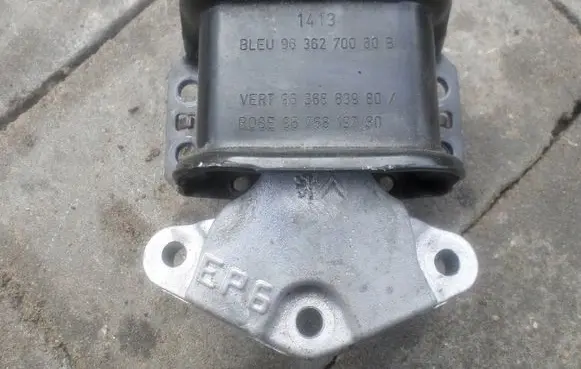 Peugeot 308 Engine mount bracket