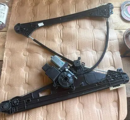 Peugeot 3008 II Front door window regulator with motor 9810488980 C03272 B03502