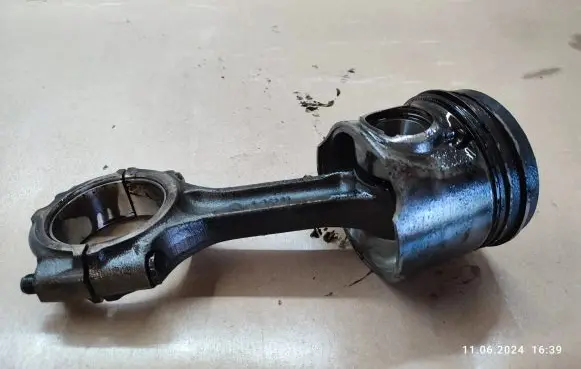 KIA Sorento Piston with connecting rod