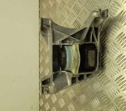 Opel Vivaro Engine mount bracket 4A103720