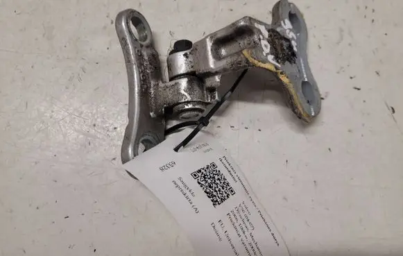 Volvo V50 Front door upper hinge