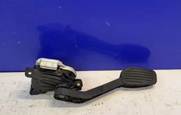 Volvo V70 Accelerator throttle pedal 30683517
