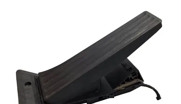 Accelerator throttle pedal