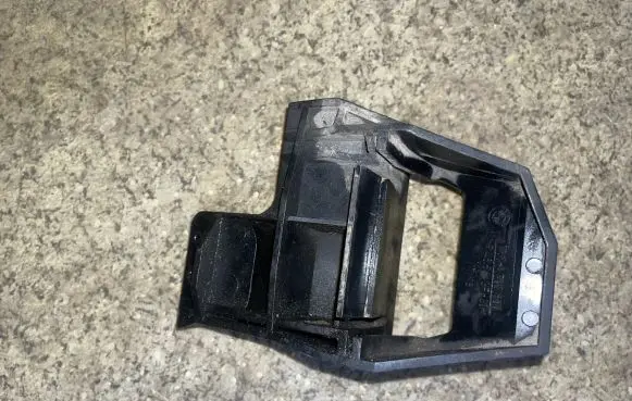 BMW 5 E39 Radiator mount bracket 17111703686