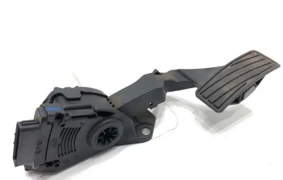 Accelerator throttle pedal