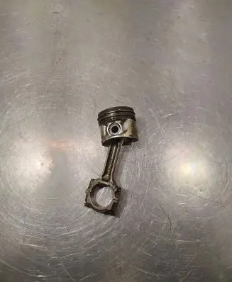 Nissan Navara D40 Piston with connecting rod