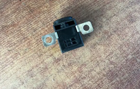 Volkswagen Touareg I Battery relay fuse 4F0915519