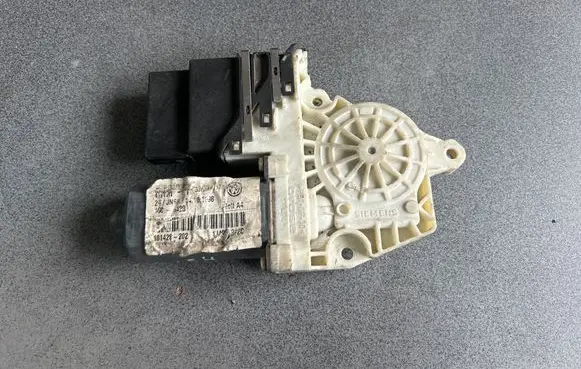 Volkswagen Golf IV Rear door window regulator motor 1J4959812C 101428202