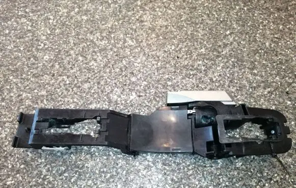 Nissan Leaf I (ZE0) Front door exterior handle/bracket 