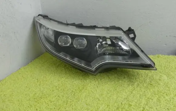 Honda Civic IX Headlight/headlamp 33100-TV0-G516-M1