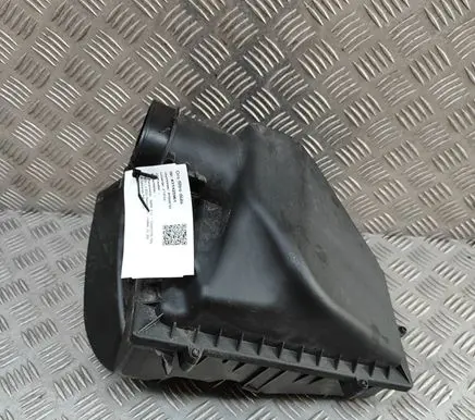BMW 8 G14 Air filter box 7643301