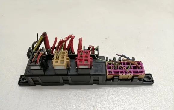 Audi A6 S6 C5 4B Fuse module 8L0941822A