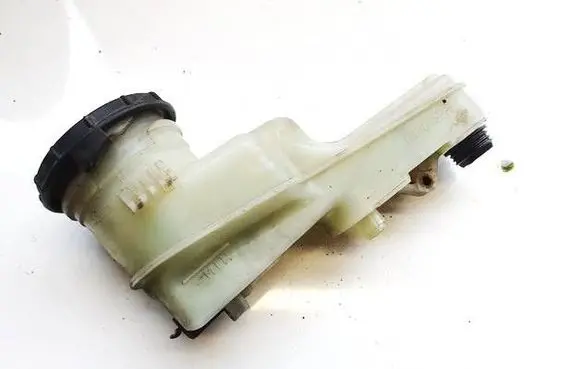Honda FR-V Brake fluid reservoir