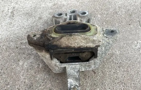 Engine mount bracket
