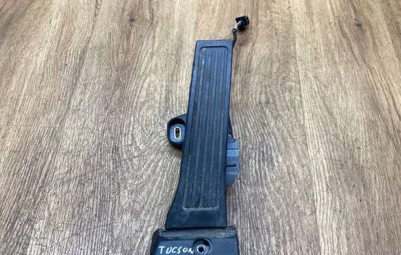 Hyundai Tucson TL Accelerator throttle pedal 32700C5110