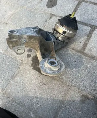 Audi A6 S6 C5 4B Engine mounting bracket 8E0199351A