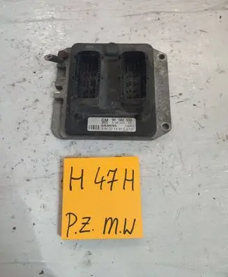 Opel Zafira B Engine control unit/module 90582539