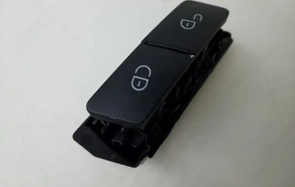Mercedes-Benz C W204 Central locking switch button A2047271288