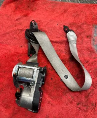 Mercedes-Benz ML W164 Front seatbelt 33033476