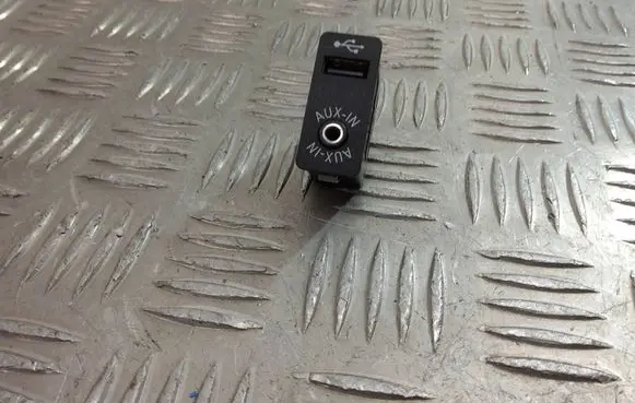 BMW X3 F25 USB socket connector 9237653