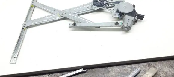 Honda CR-V Front door window regulator with motor