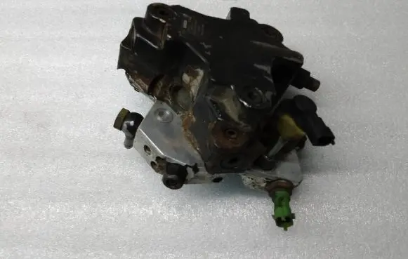 Volvo S60 Fuel injection high pressure pump 0445010111 042898 8692521