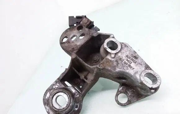 Audi A4 S4 B7 8E 8H Engine mounting bracket 8E0199352F