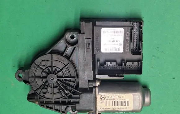 Volkswagen Caddy Front door window regulator motor 5K0959793