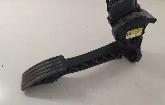 Accelerator throttle pedal