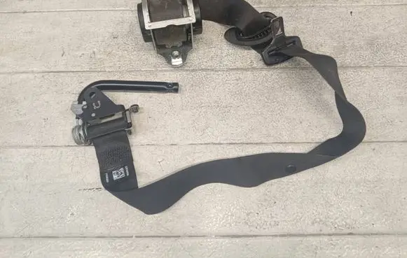 BMW 5 F10 F11 Front seatbelt 610126200B