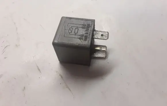 Volkswagen PASSAT B5 Other relay V23134B52X301