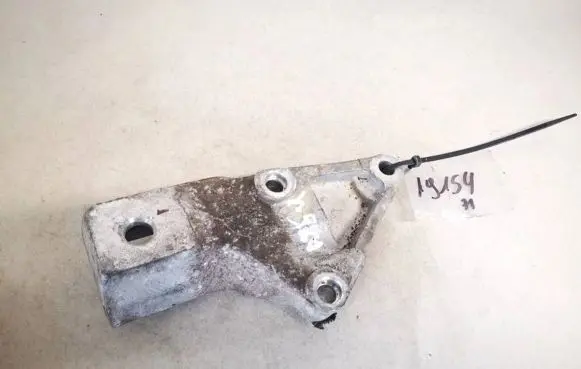 Engine mounting bracket