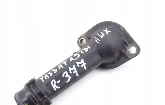 Volkswagen PASSAT B5 Engine coolant pipe/hose 038 121 121B
