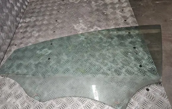 Seat Leon (1P) Rear door window glass 