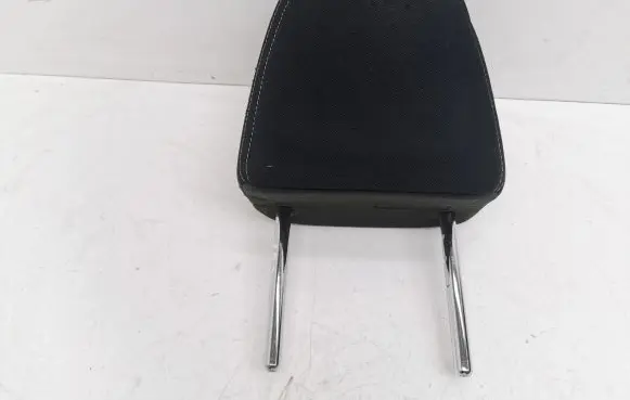 Toyota RAV 4 (XA40) Front seat headrest 