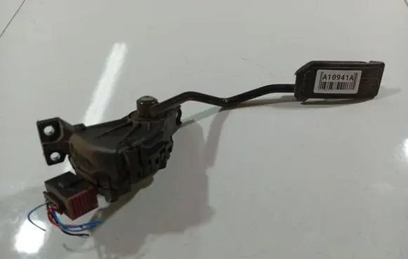 Nissan Almera Tino Accelerator throttle pedal 18002BU410