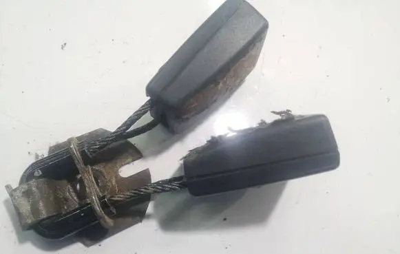 Jaguar X-Type Middle seatbelt buckle (rear) 