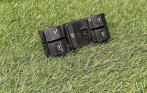 Volkswagen Jetta VI Electric window control switch 1K4959857B