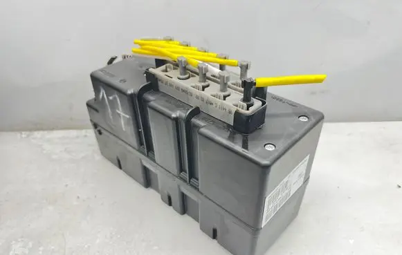 Mercedes-Benz S W220 Central locking vacuum pump 2208000748