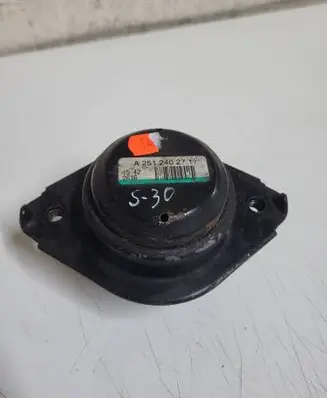 Mercedes-Benz R W251 Engine mount bracket A2512402717