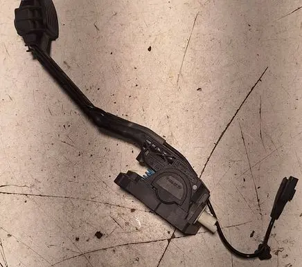 Accelerator throttle pedal