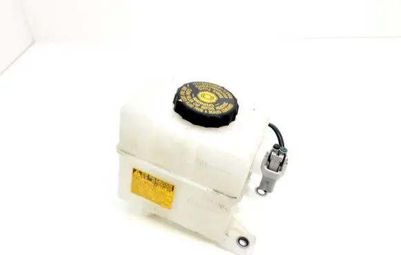 Toyota RAV 4 (XA40) Brake fluid reservoir 