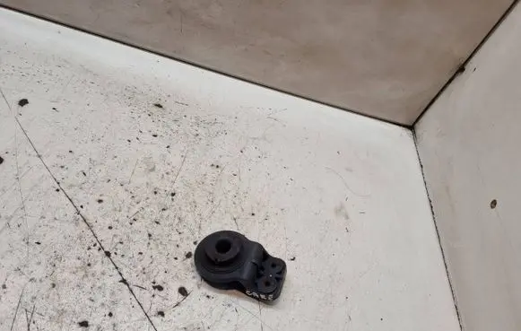 KIA Carens II Radiator mount bracket 