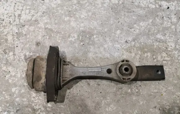 Engine mount bracket
