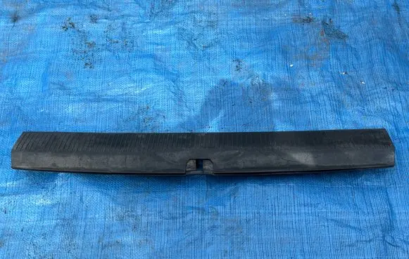 Volkswagen Multivan T5 Rear sill (body part) 7H5864585